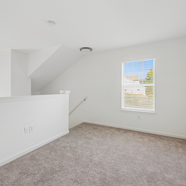 The Estates - Spacious Upper Level With Carpeted Flooring