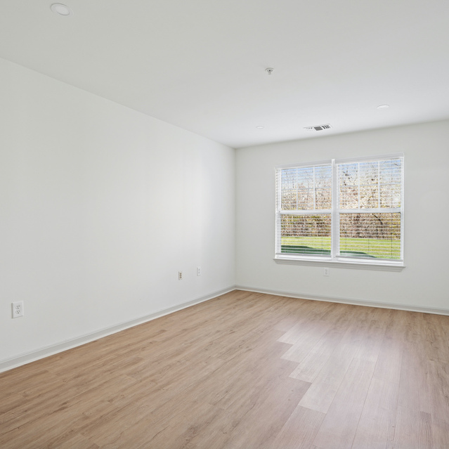 The Estates - Bright Spacious Room With Wood Flooring