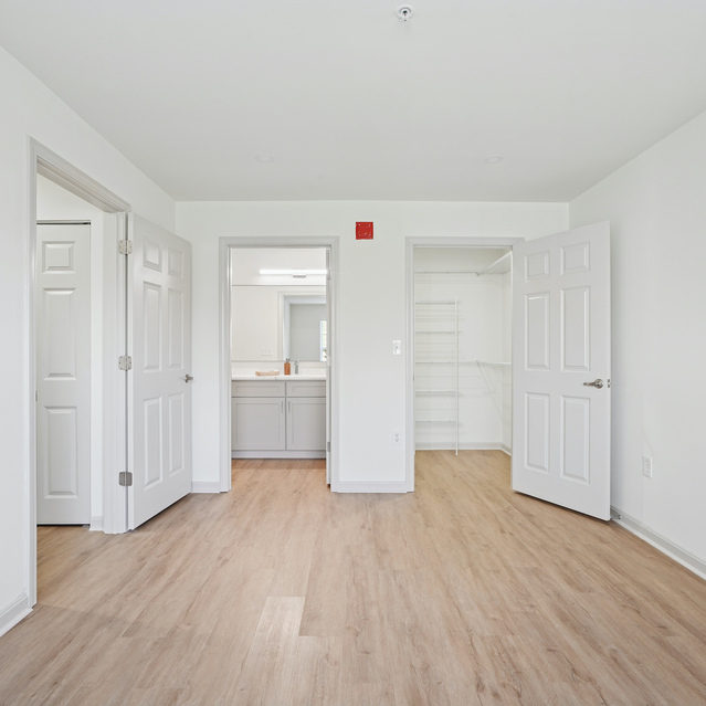 The Estates - Spacious Bedroom With Bathroom And Closet