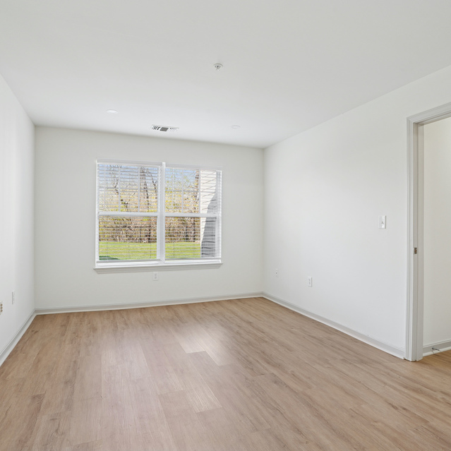 The Estates - Spacious Bedroom With Window